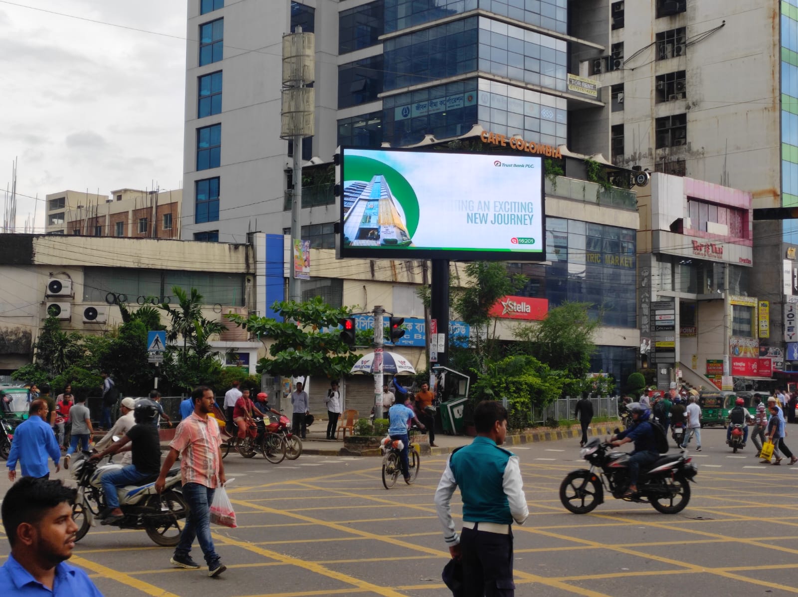 This is a picture of 'Gulshan-1 Circle LED' owned by Brand Vibe